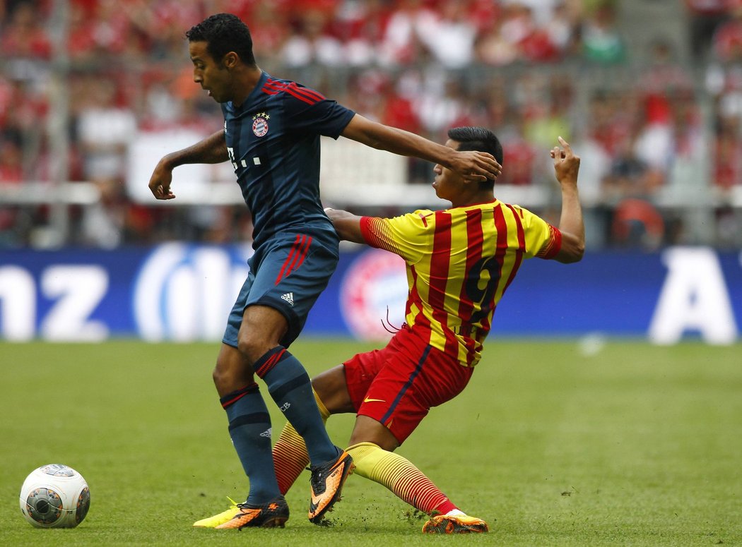 Barcelonský Alexis Sanchez (vpravo) atakuje Thiaga z Bayernu Mnichov v přípravném zápase v rámci Uli Höness Cupu