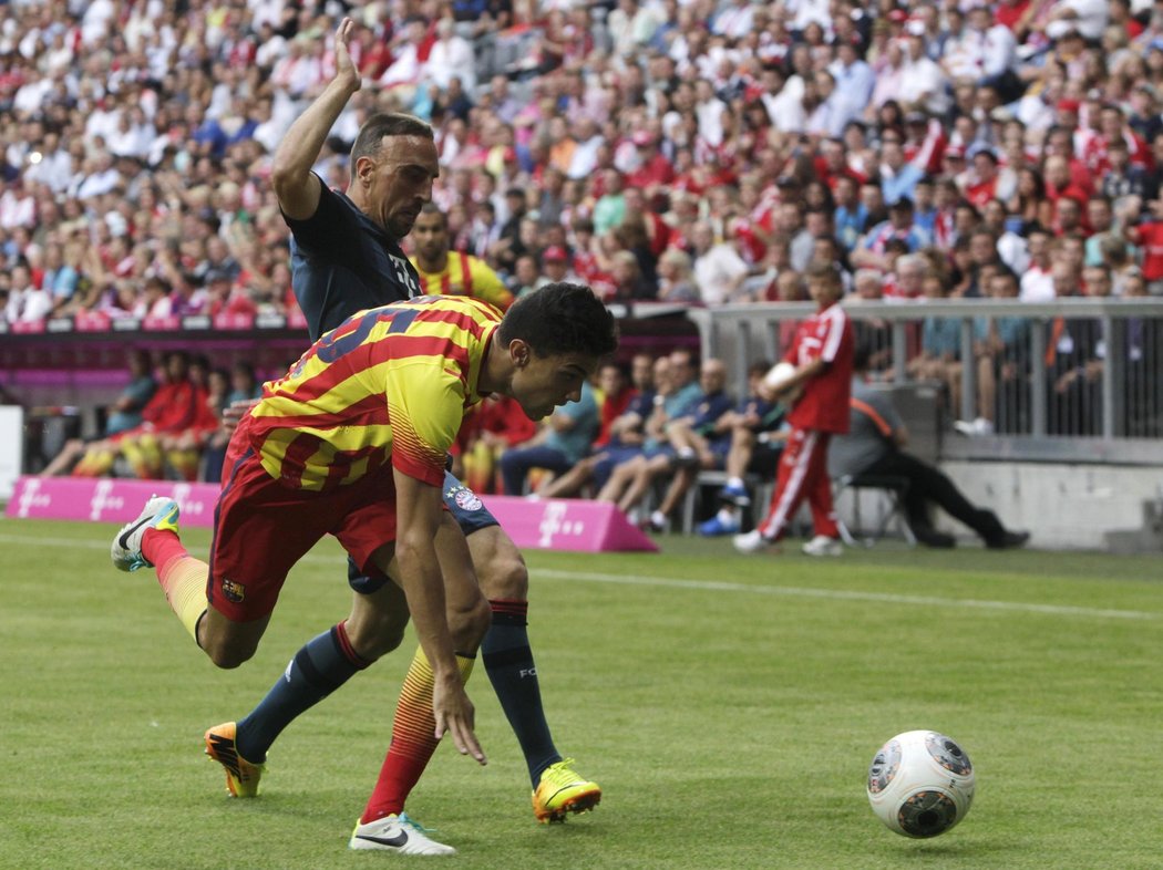 Franck Ribéry se snaží obrat o míč Marka Barta z Barcelony