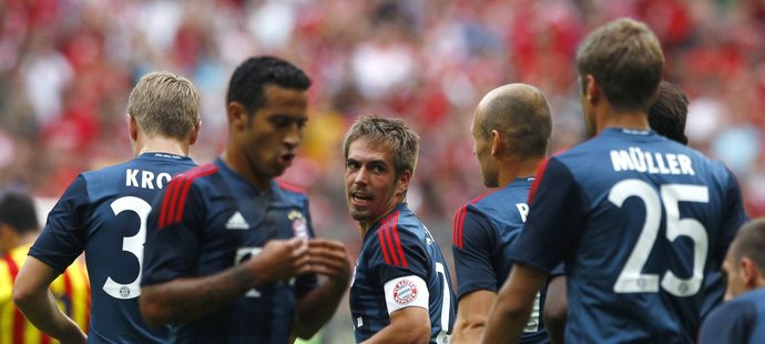 Philipp Lahm (uprostřed) slaví se spoluhráči z Bayernu úvodní gól do sítě Barcelony