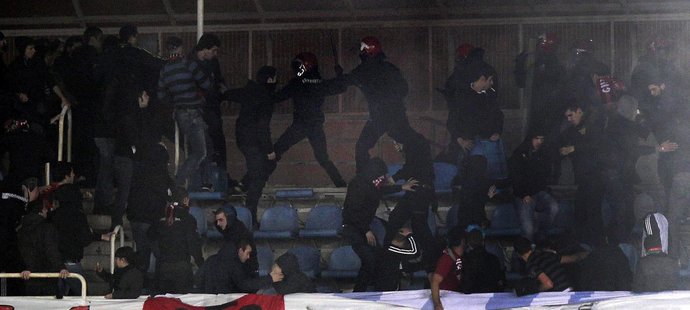 Fotbalisté Baskicka vyhráli v nedělním přípravném zápase nad Bolívií 6:1, fanoušci výhru oslavili rvačkou s policií, zranili čtrnáct strážců poříádku