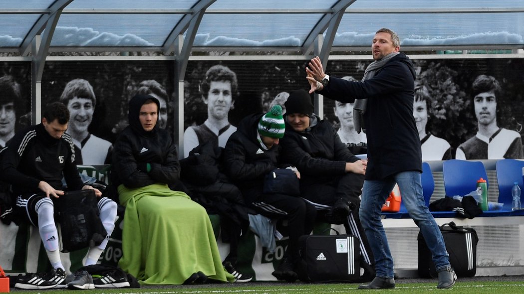 Martin Hašek udílí svým svěřencům z Bohemians pokyny během přípravného utkání proti Žižkovu