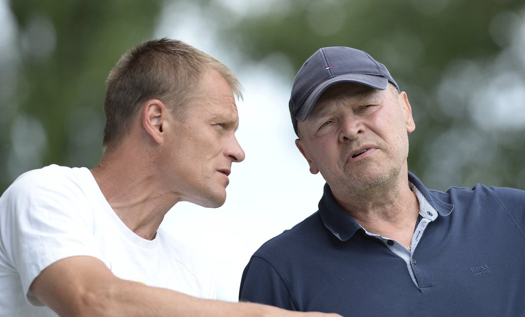 Asistent trenéra Bohemians Dalibor Slezák v rozhovoru s hlavním koučem &#34;klokanů&#34; Miroslavem Koubkem.