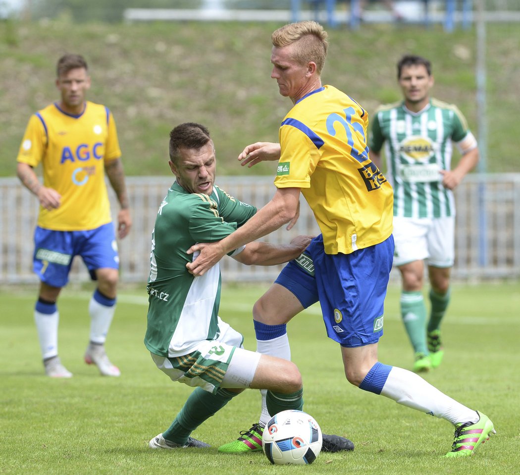 Fotbalista Bohemians Milan Jirásek v souboji s teplickým Kodešem.