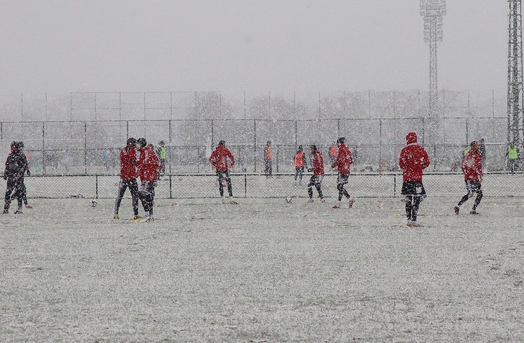 Trénink českobudějovických fotbalistů v tureckém Beleku narušilo husté sněžení