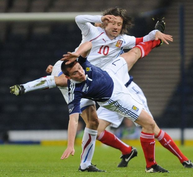 Tomáš Rosický v souboji s Brownem Tomáš Rosický v souboji s Brownem