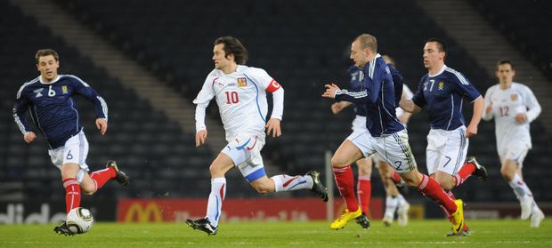 Tomáše Rosického stíhají Skotové Thomson (vlevo) a Hutton Tomáše Rosického stíhají Skotové Thomson (vlevo) a Hutton