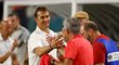 Trenéři obou gigantů Julen Lopetegui a José Mourinho si po zápase přátelsky pozdravili pravicemi