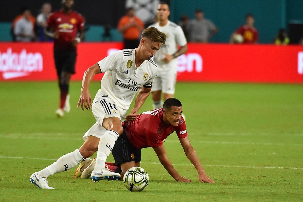 Záložník Realu Marcos Llorente posadil na trávník Alexise Sáncheze z Manchesteru United