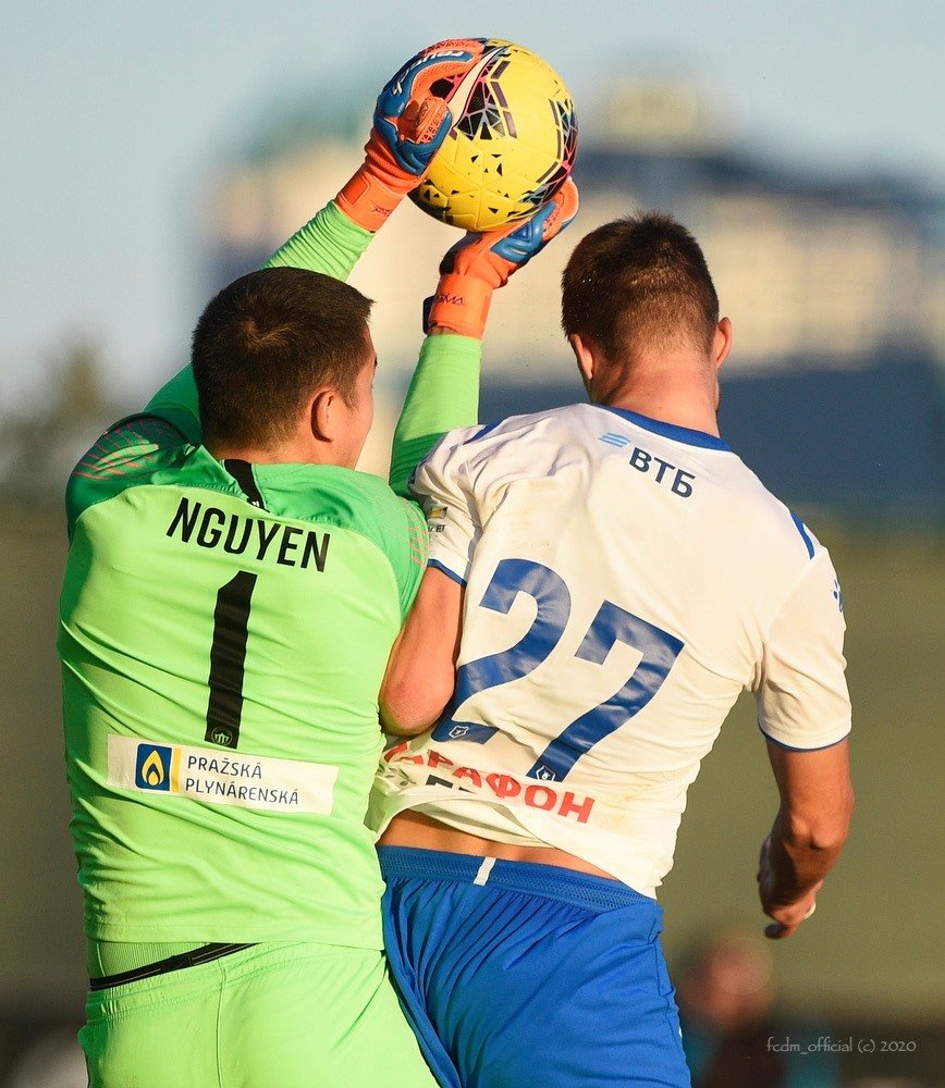 Nikolaj Komličenko (vpravo) v souboji s libereckým brankářem Filipem Nguyenem