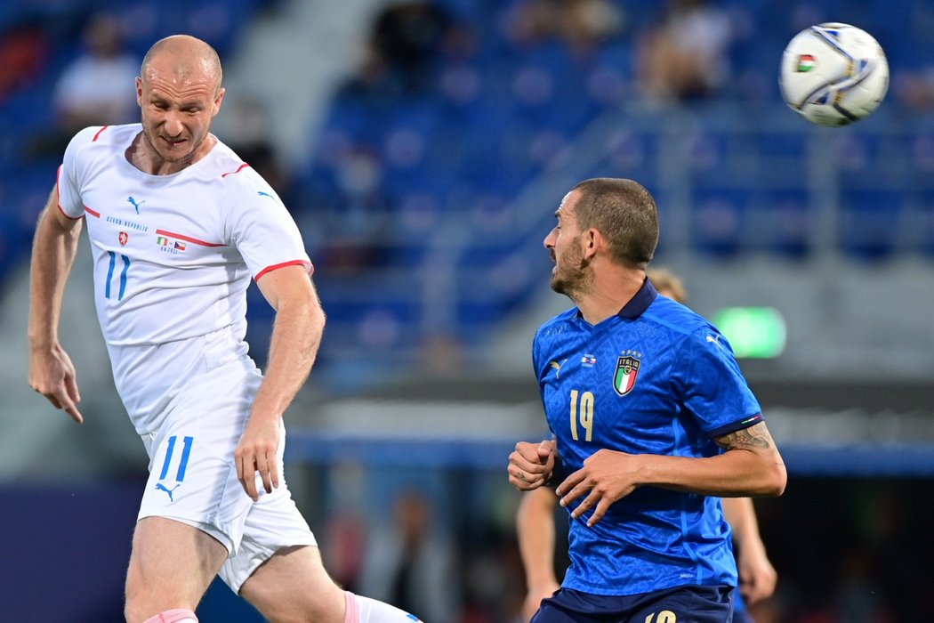 Hlavičkující český útočník Michael Krmenčík během přípravného zápasu před EURO proti Itálii