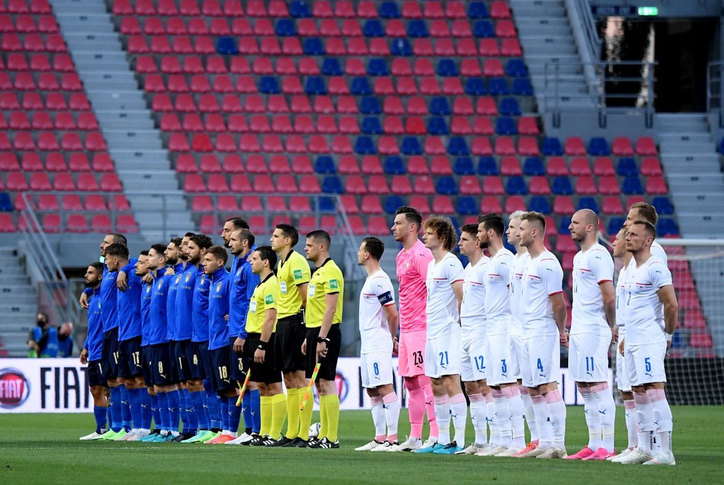 Fotbalisté České republiky (v bílém a brankář Pavlenka v růžovém) nastupují k přípravnému zápasu s Itálií