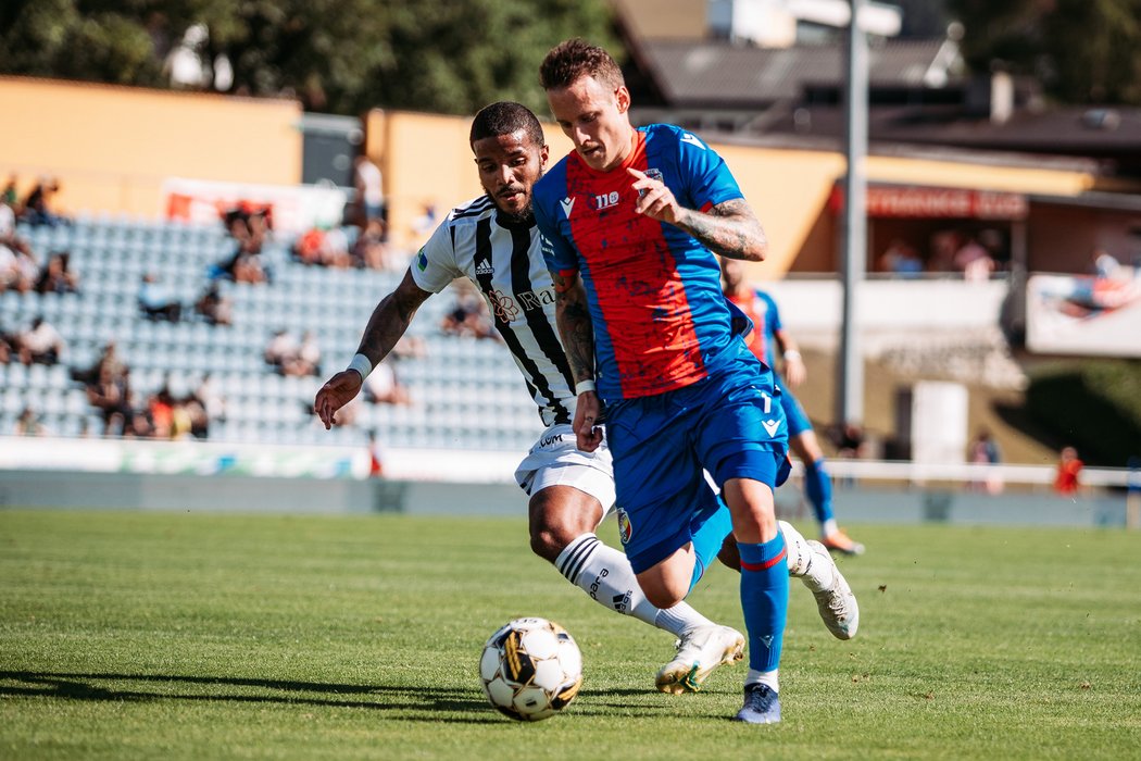 Jan Sýkora uniká soupeři během generálky proti Besiktasi