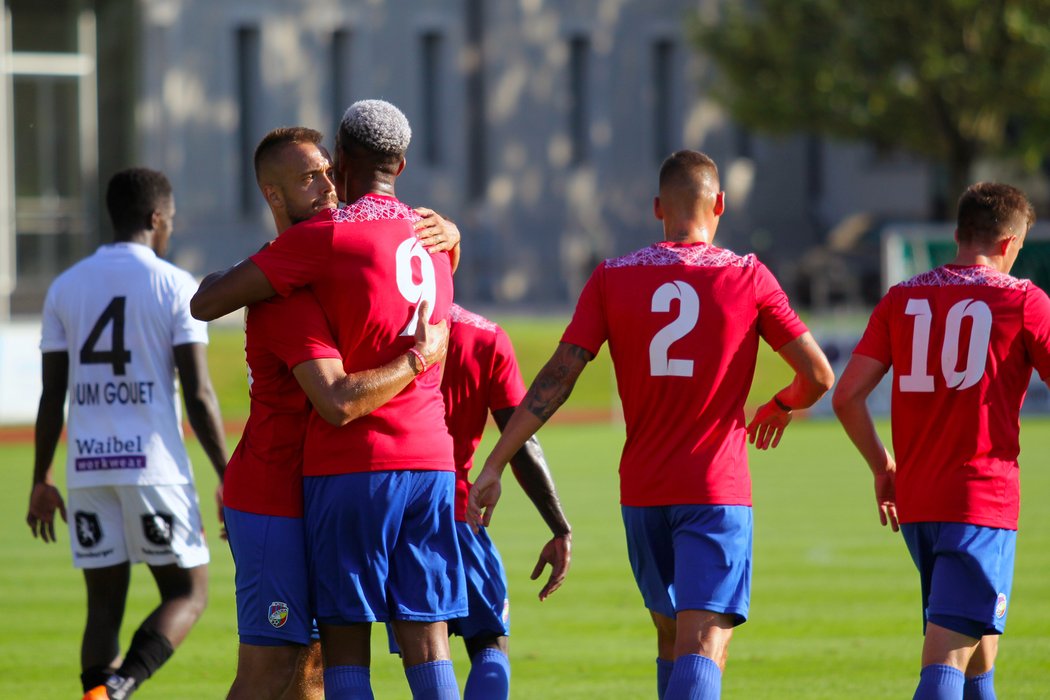 Plzeňští fotbalisté se radují z branky do sítě Altachu během soustředění v Rakousku