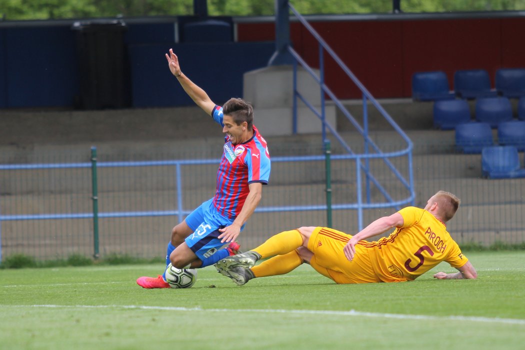 Fotbalisté Plzně v přípravě na restart fotbalové soutěže porazili druholigovou Duklu 3:1. 