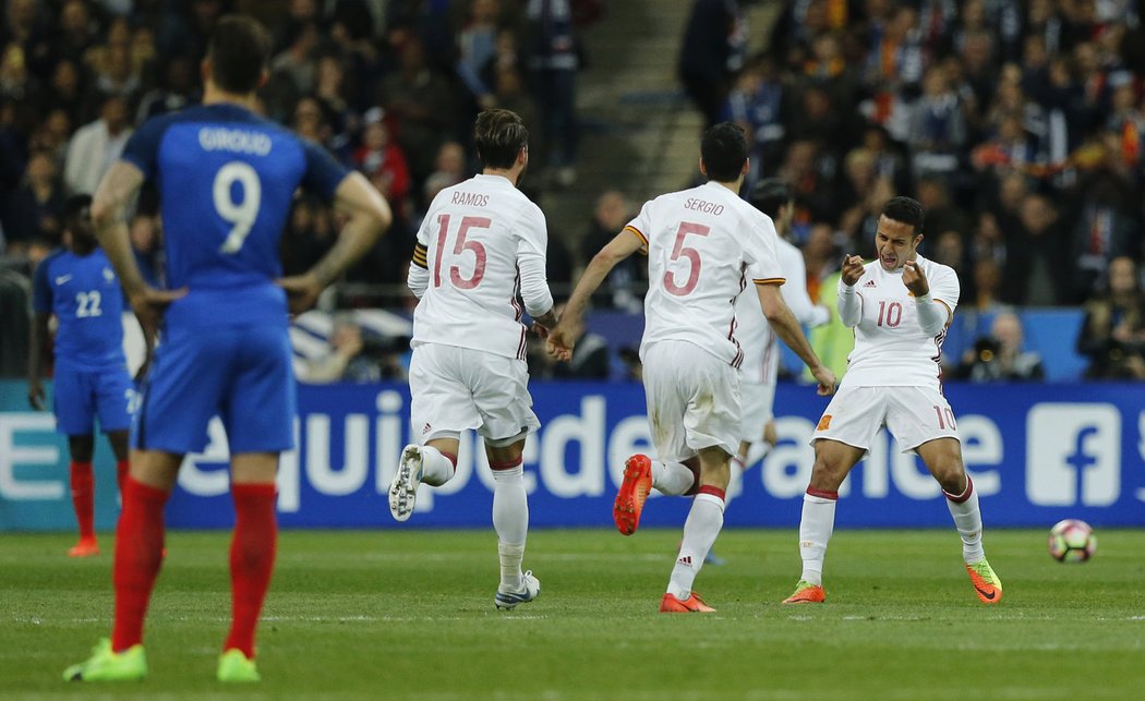 Španělsko vyhrálo ve Francii 2:0, druhý gól muselo potvrdit video