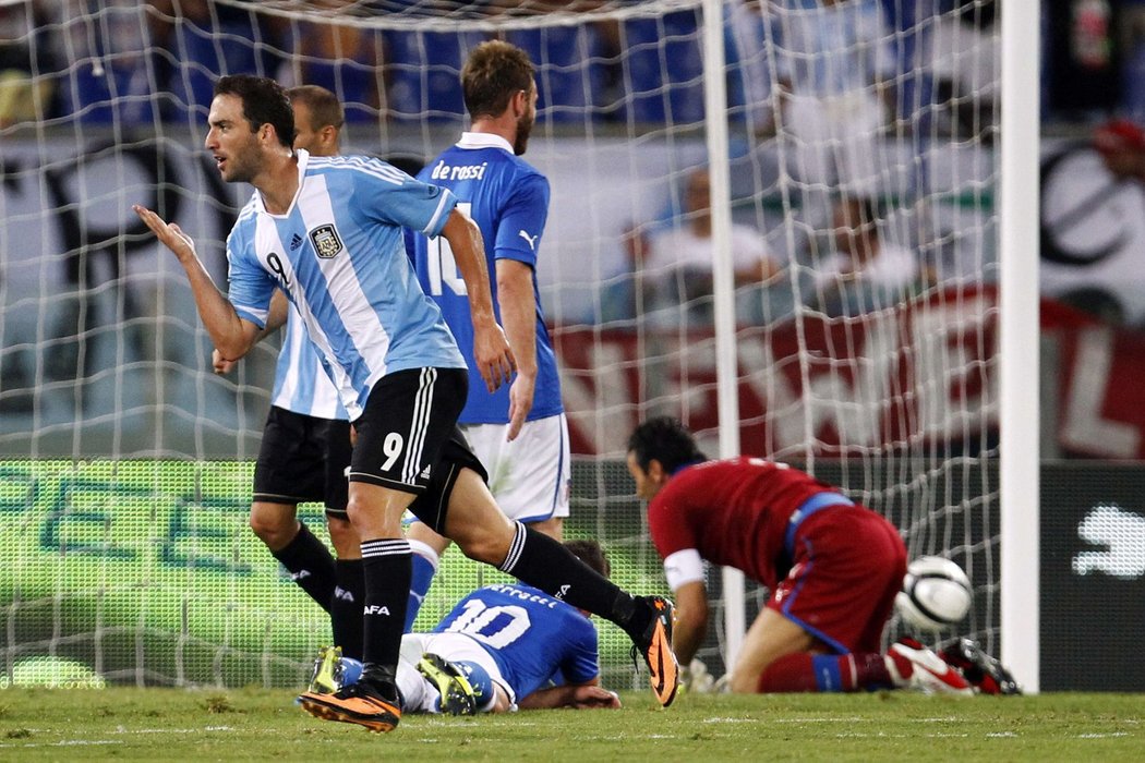 Argentinský útočník Gonzalo Higuaín střílí gól do sítě Itálie v přípravném utkání, který Argentina vyhrála 2:1