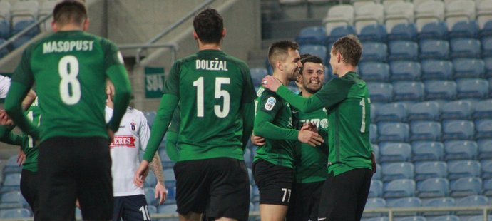 Fotbalisté Jablonce se radují z gólu Považance ve finále turnaje v Portugalsku proti Aarhusu