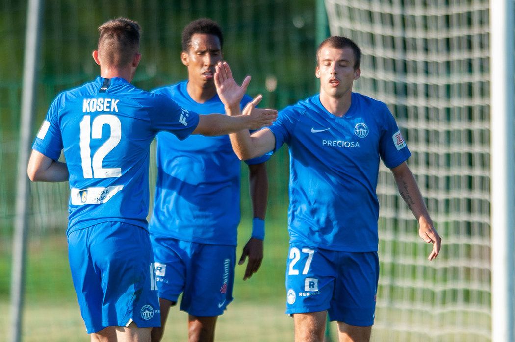 Fotbalisté Slovanu oslavují gólovou trefu v duelu s Blanskem