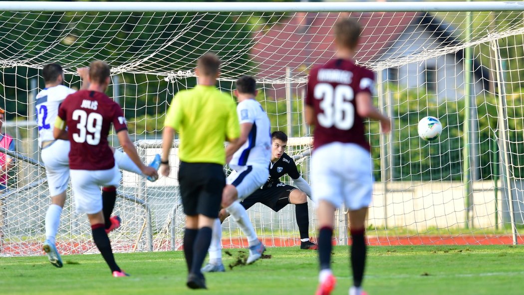 Lukáš Juliš (39) dává svůj druhý gól v přípravném utkání Sparty proti ND Gorica (3:1)