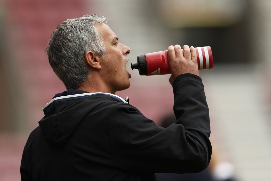 José Mourinho musel během přípravy Manchesteru United také doplňovat tekutiny. Vydal spoustu energie, jak hráče povzbuzoval.