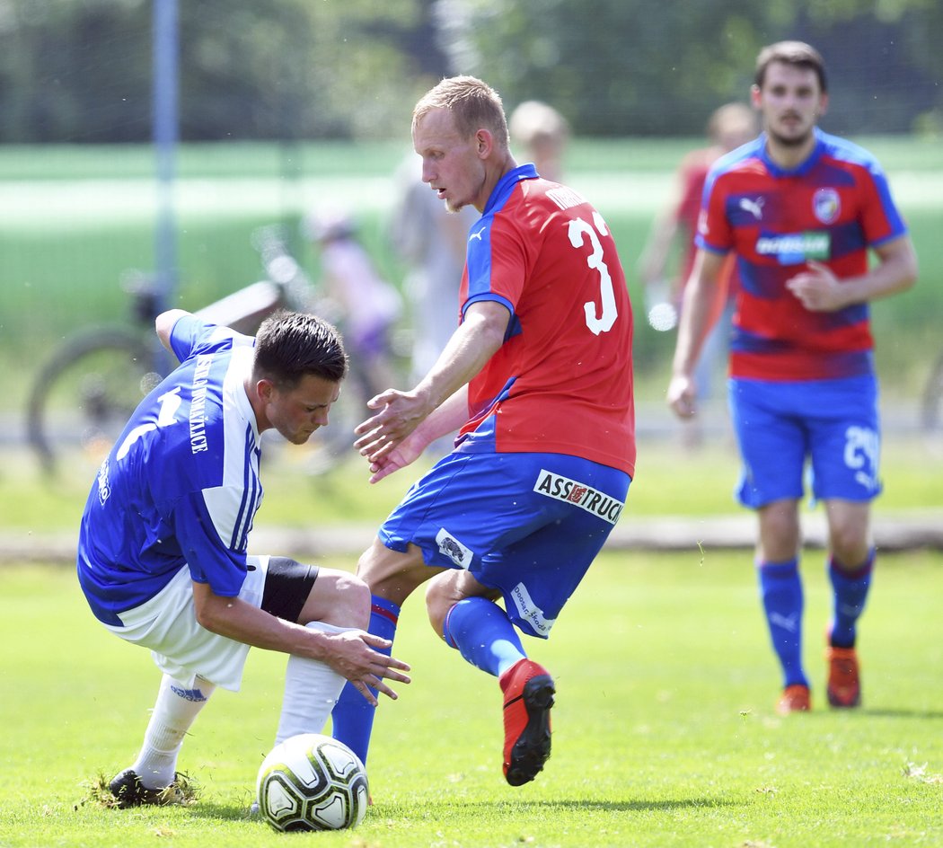 Plzeňský Ondřej Mihálik brání Egona Vůcha, který nastoupil v dresu Domažlic