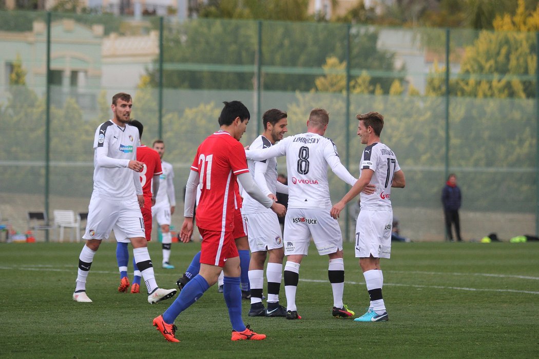 Fotbalisté Plzně se radují z gólu v zápase proti čínskému Kuej-čou, vlevo Tomáš Chorý, který se na konci zranil