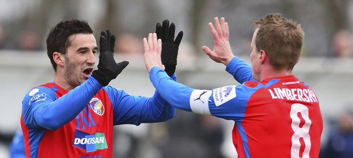 Plzeňský útočník Aidin Mahmutovič přijímá gratulaci od Davida Limberského po jedné z tref v přípravném duelu na půdě Norimberku. Plzeň vyhrála 3:2 a Mahmutovič vstřelil všechny góly Viktorie.