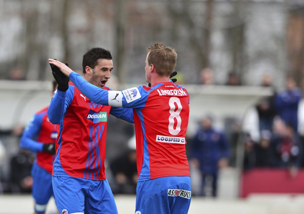 Plzeňský útočník Aidin Mahmutovič přijímá gratulaci od Davida Limberského po jedné z tref v přípravném duelu na půdě Norimberku. Plzeň vyhrála 3:2 a Mahmutovič vstřelil všechny góly Viktorie.