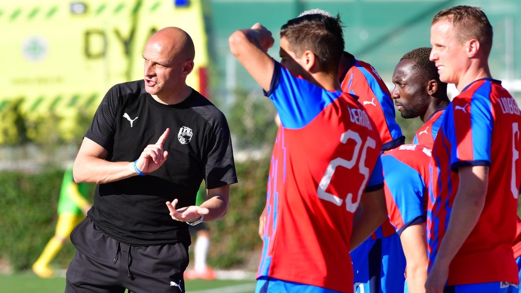 Plzeňský trenér Adrián Guľa udílí pokyny plzeňským fotbalistům v přípravě proti švédskému Örebro