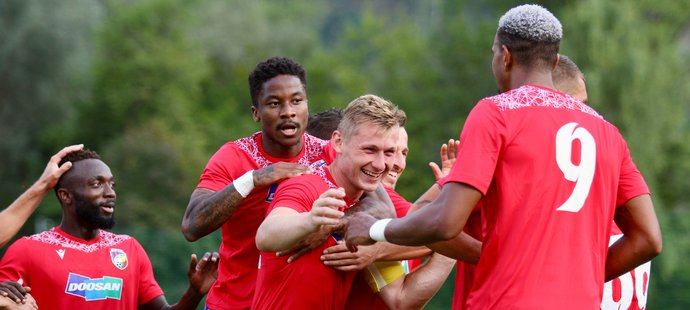 Plzeňští fotbalisté a jejich radost z branky do sítě Pöltenu během přípravy v Rakousku