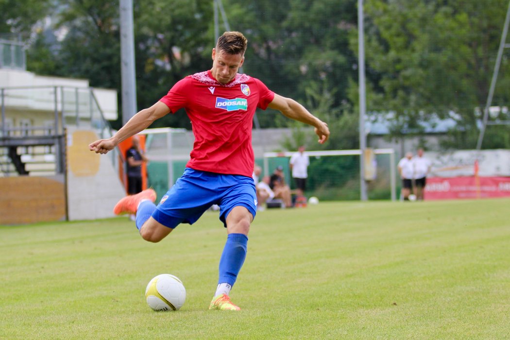 Záložník Lukáš Kalvach odkopává míč v zápase Plzně s Pöltenem