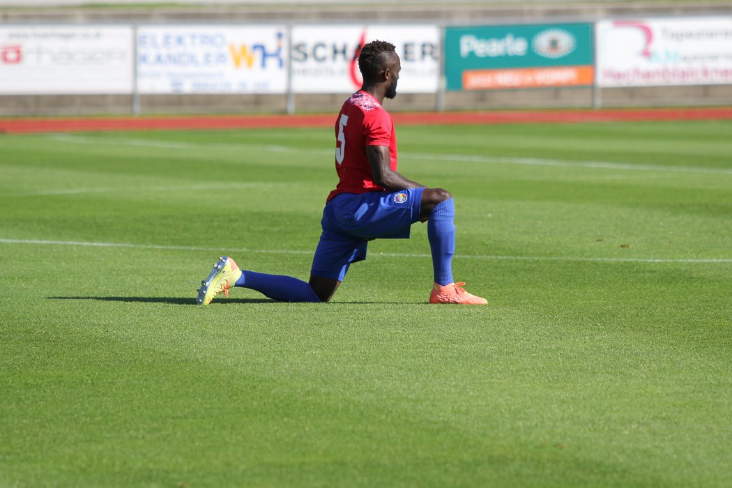 Plzeňský záložník Joel Kayamba se protahuje během přípravného duelu s Altachem