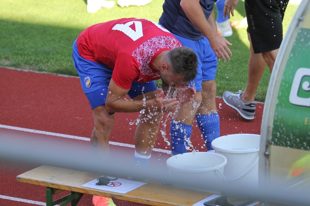 Plzeňský stoper Luděk Pernica se osvěžuje při duelu proti Altachu