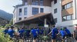 Plzeňští fotbalisté se shromažďují před hotelem v Rakousku a chystají se na výjezd na kolech