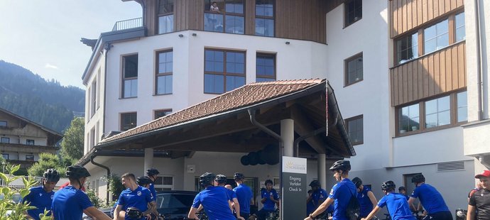 Plzeňští fotbalisté se shromažďují před hotelem v Rakousku a chystají se na výjezd na kolech