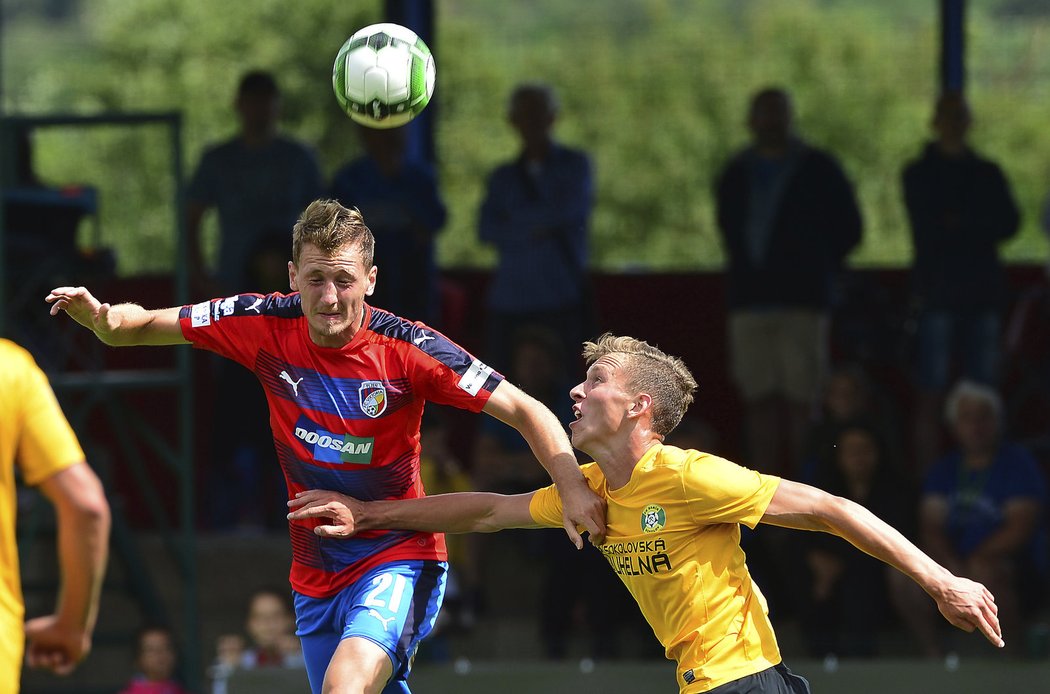 Plzeňský Tomáš Hájek v souboji s Lukášem Provodem ze Sokolova