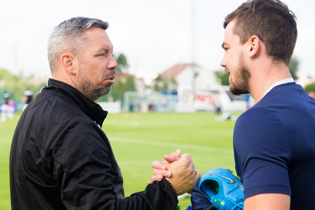 Plzeňský trenér Pavel Horváth se zdraví s Pavlem Buchou