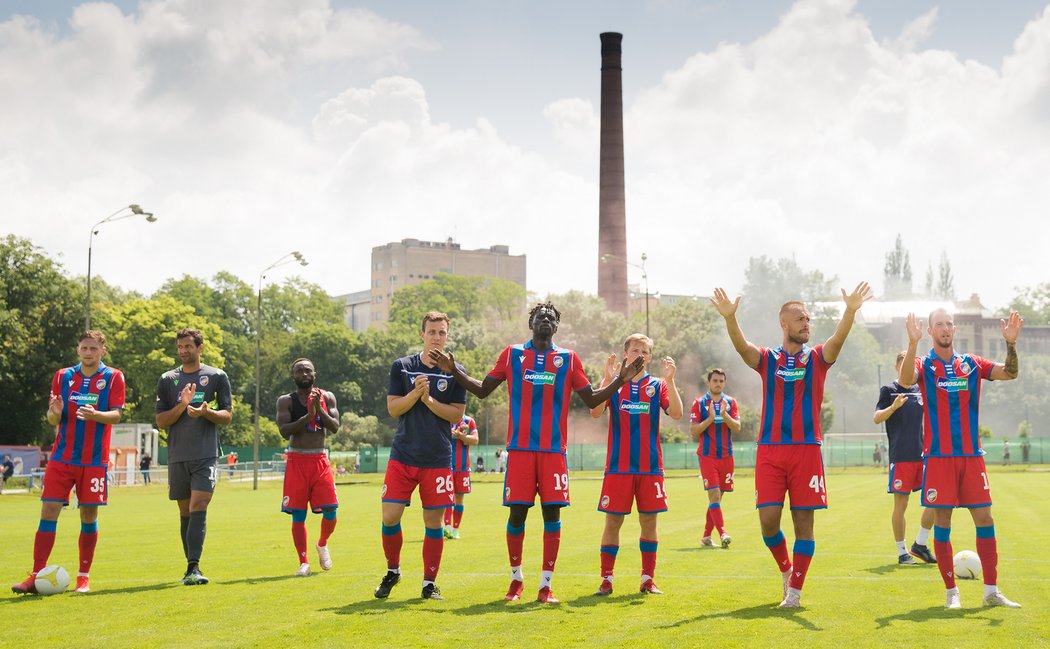 Plzeňští fotbalisté děkují za podporu fanouškům po utkání proti Trnavě 