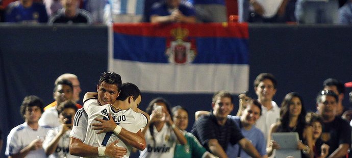 Ronaldovo objetí s fanouškem, který vtrhl na hřiště při finále Champions Cupu mezi Realem a Chelsea