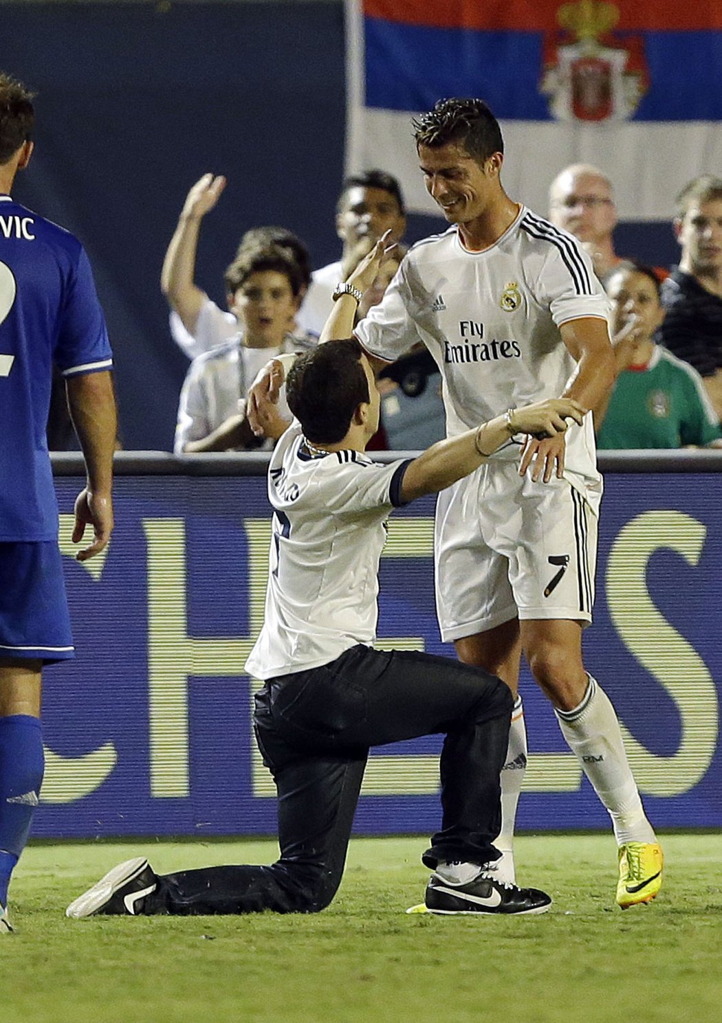 Při finále Champions Cupu na Floridě mezi Realem a Chelsea pronikl jeden fanoušek, který poklekl před Ronaldem