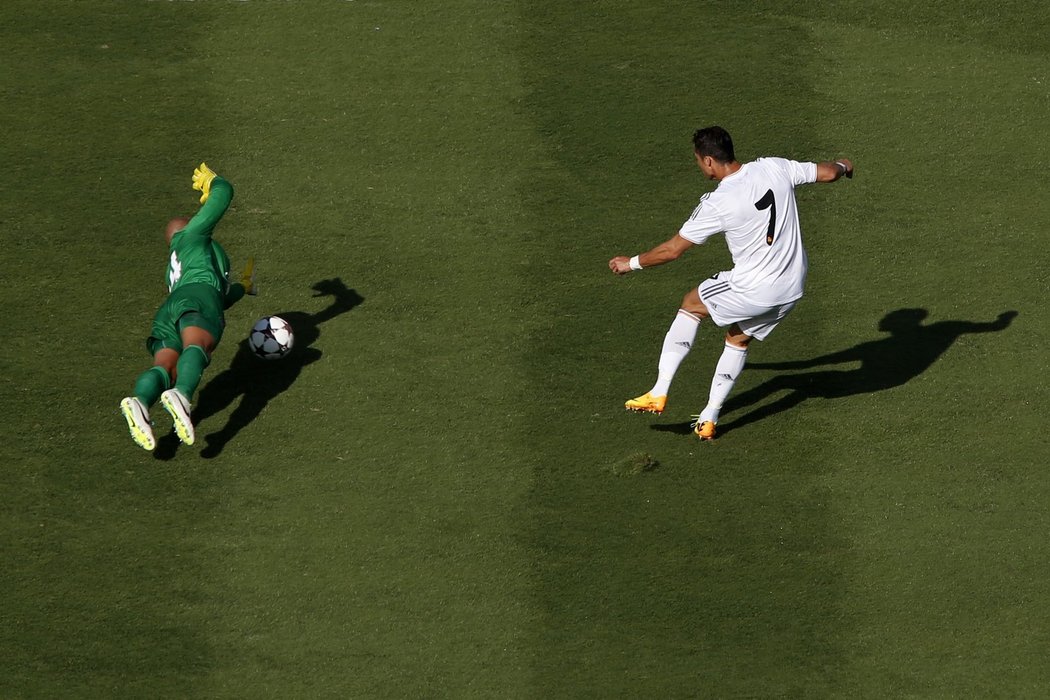 Portugalský kouzelník Cristiano Ronaldo čaroval v dresu Realu i v zámoří. V utkání s Evertonem (2:0) jeden gól dal a na druhý přihrál.
