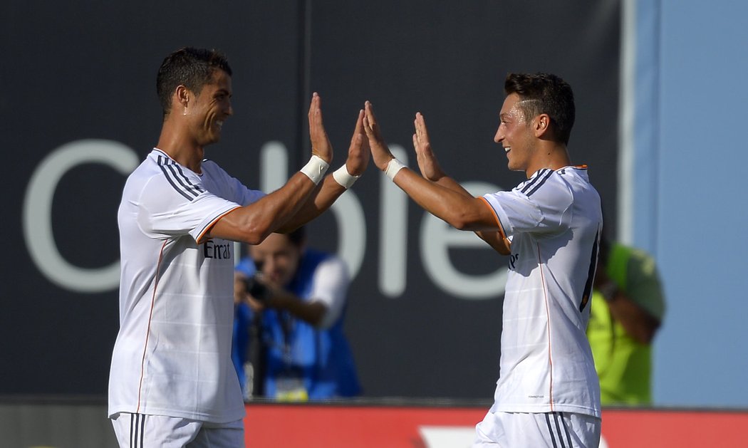 Radost střelců Realu Madrid. Cristiano Ronaldo se raduje s Němcem Mesutem Özilem po výhře nad Evertonem 2:0.