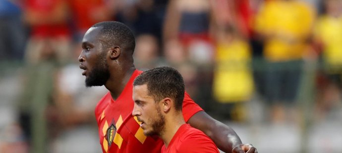 Belgičtí fotbalisté Eden Hazard a Romelu Lukaku se radují ze vstřelené branky v přípravném utkání proti Egyptu