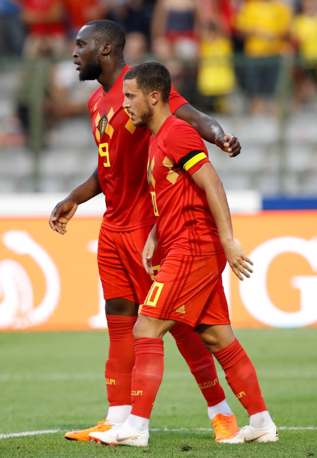 Belgičtí fotbalisté Eden Hazard a Romelu Lukaku se radují ze vstřelené branky v přípravném utkání proti Egyptu