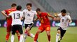 Belgický kapitán Eden Hazard se snaží prosadit proti přesile egyptských fotbalistů