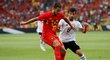 Belgický záložník Eden Hazard se snaží udržet míč v souboji s Tarekem Hamedem z Egypta