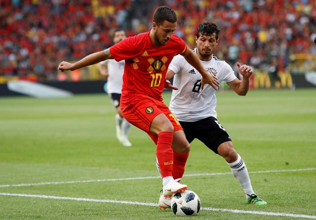 Belgický záložník Eden Hazard se snaží udržet míč v souboji s Tarekem Hamedem z Egypta