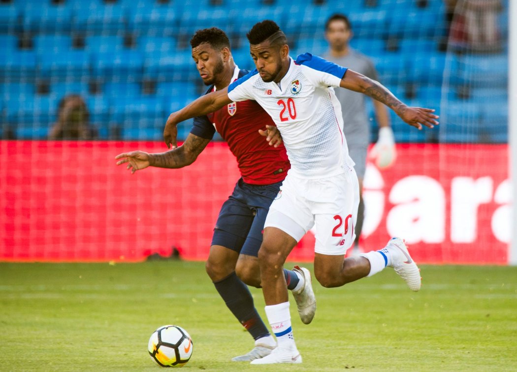 Anibal Godly z Panamy si kryje míč před norským útočníkem Joshuou Kingem, jediným střelcem přípravného utkání