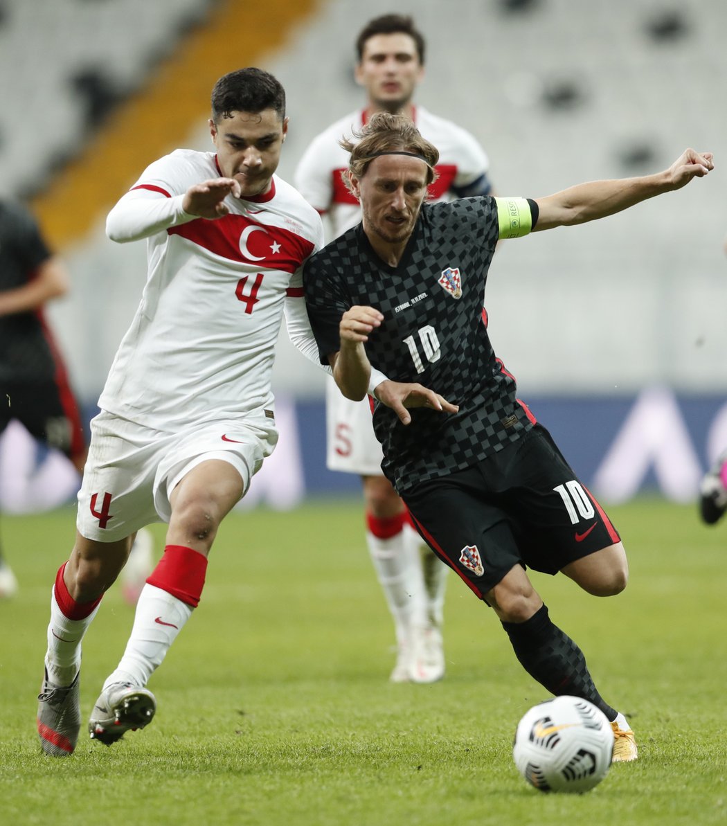 Chorvatský kapitán Luka Modrič v souboji s Ozanem Kabakem