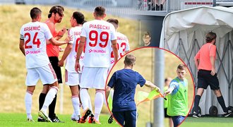 Bizár a zmatek v přípravě Slavie. Sudí utekli ze hřiště, Douděra s praporkem